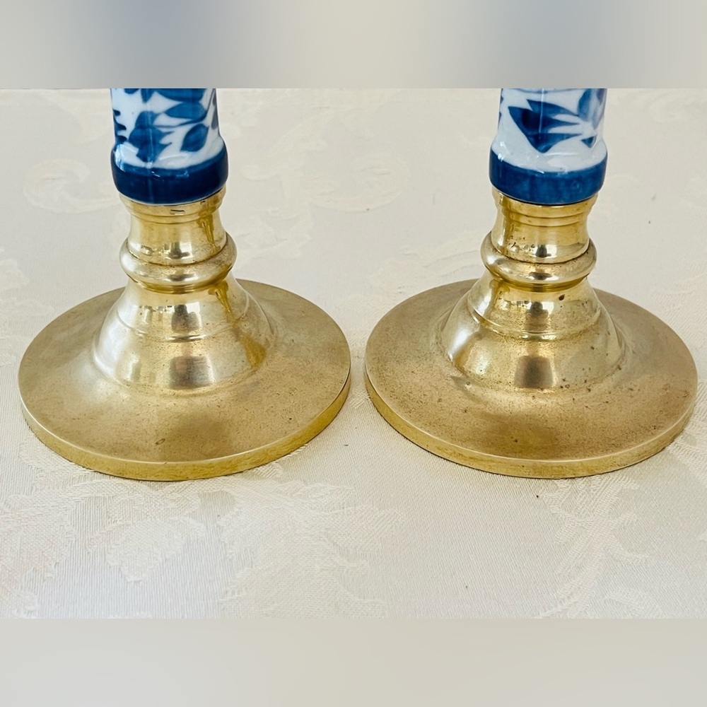 Chinoiserie Blue & White Porcelain and Solid Brass Pair Of Candlesticks - Picture 4 of 15
